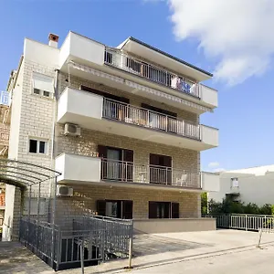 Lucia Apartment