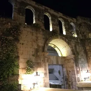 Diocletians Palace For Two Apartment